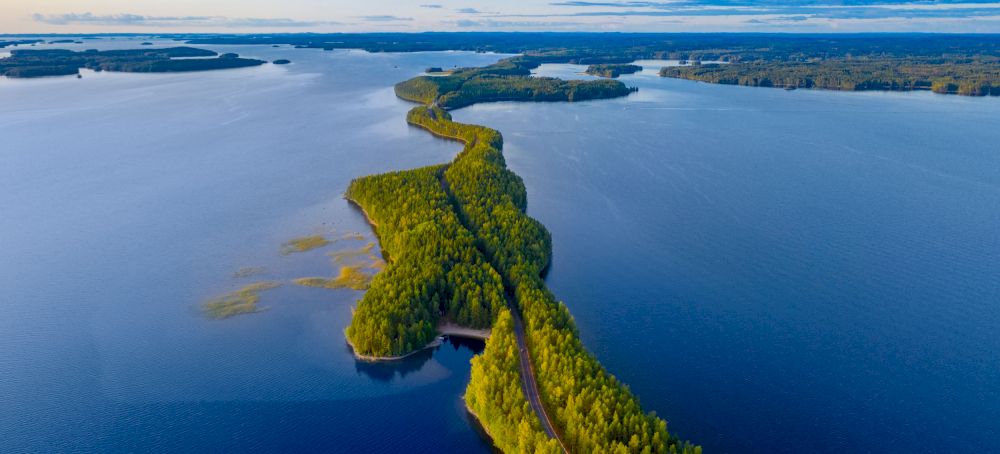 Een van de mooiste wegen om te rijden met een huurauto in Finland, dwars door het meer Päijänne.