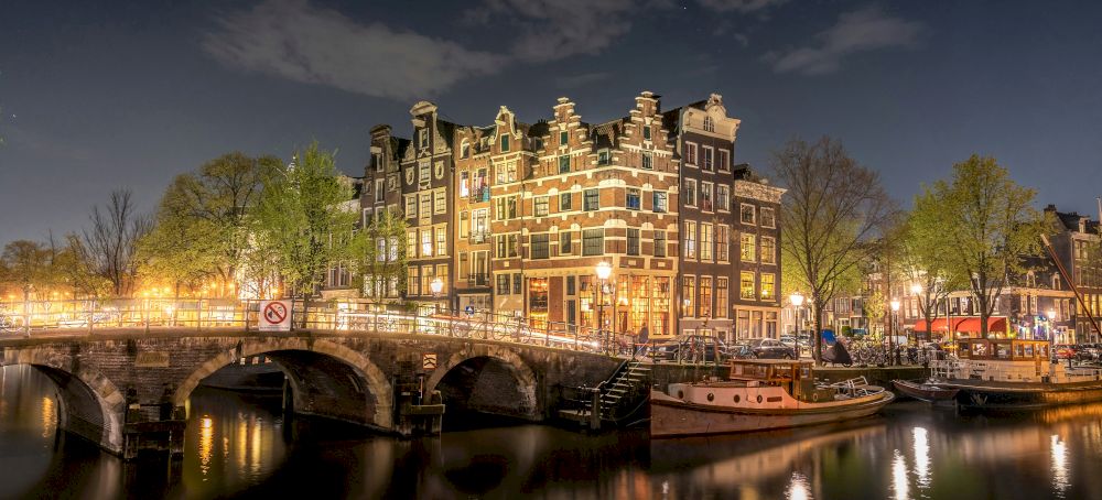 De Amsterdamse grachten bij nacht