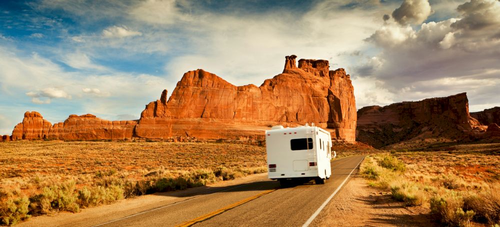 Een camper onderweg in het Amerikaanse zuidwesten