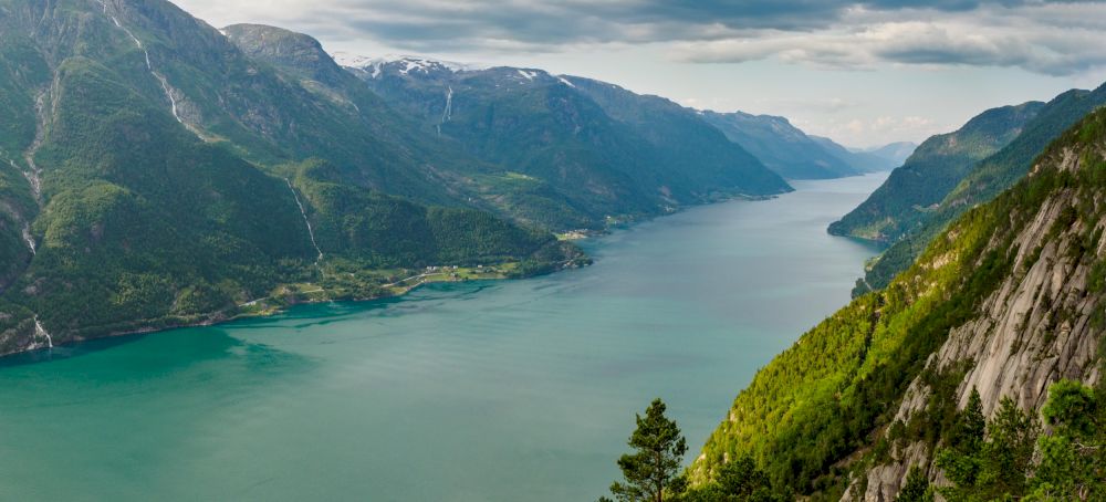 Uitzicht over de Sørfjord, een zijtak van de Hardangerfjord