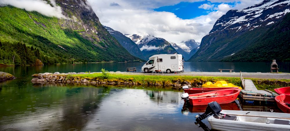 Op de mooiste plekjes overnachten. Dat kan als je een camper huurt in Noorwegen.