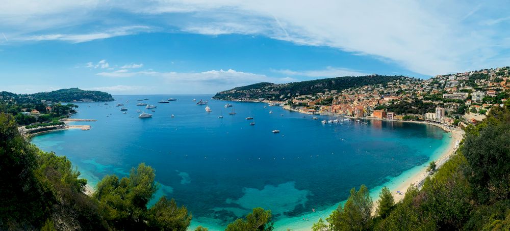 De baai van Nice aan de Côte d'Azur.