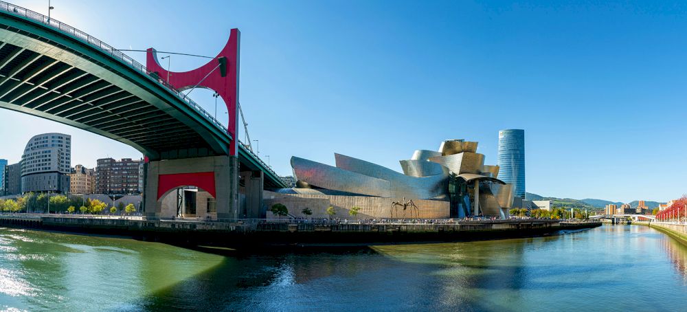 De Puente de la Salve en het Guggenheim Museum in Bilbao.