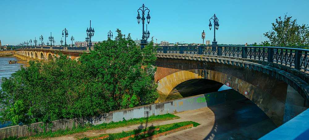 Deze elegante Pont de Pierre in Bordeaux overspant de Garonne.