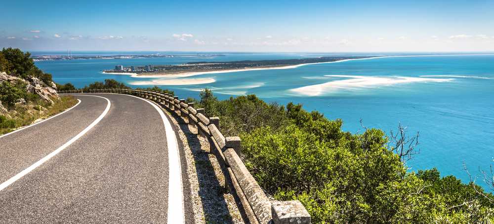 Weg langs de kust van nationaal park Arrábida.