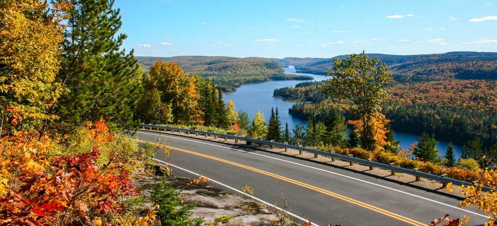 De Promenade autoroute door natuurgebied La Mauricie in Québec.