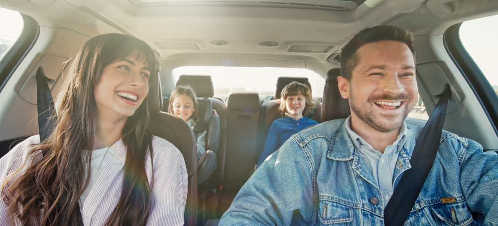 Gezin op vakantie met huurauto