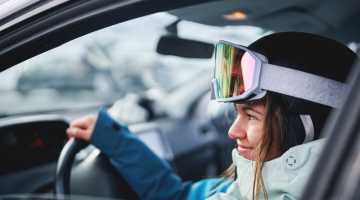 Vliegen naar de wintersport? Ter plaatse een auto huren